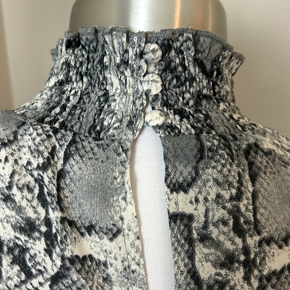 EE:SOME Gray Snakeskin Top Size Large - Picture 4 of 6